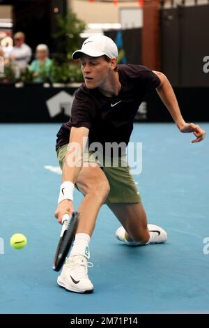 Adélaïde, Australie, 6 janvier 2023. Jannik sinner, d'Italie, est à l'arrière-plan lors du match de tennis international d'Adélaïde entre Jannik sinner, d'Italie, et Sebastian Korda, des États-Unis, à Memorial Drive sur 06 janvier 2023, à Adélaïde, en Australie. Crédit : Peter Mundy/Speed Media/Alay Live News Banque D'Images