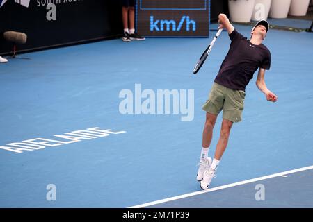 Adélaïde, Australie, 6 janvier 2023. Jannik sinner, d'Italie, sert le ballon lors du match de tennis international d'Adélaïde entre Jannik sinner, d'Italie, et Sebastian Korda, des États-Unis, à Memorial Drive sur 06 janvier 2023, à Adélaïde, en Australie. Crédit : Peter Mundy/Speed Media/Alay Live News Banque D'Images