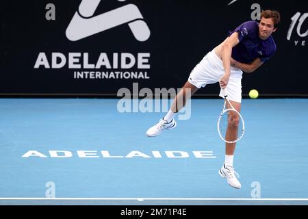 Adélaïde, Australie, 6 janvier 2023. Daniil Medvedev sert le ballon lors du match de tennis international d'Adélaïde entre Daniil Medvedev et Karen Khachanov à Memorial Drive sur 06 janvier 2023 à Adélaïde, en Australie. Crédit : Peter Mundy/Speed Media/Alay Live News Banque D'Images