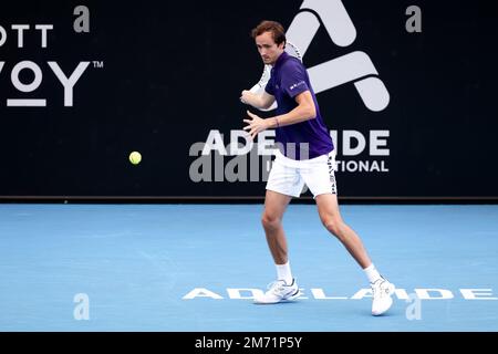 Adélaïde, Australie, 6 janvier 2023. Daniil Medvedev joue un rôle de premier plan lors du match international de tennis d'Adélaïde entre Daniil Medvedev et Karen Khachanov sur Memorial Drive à 06 janvier 2023 Adélaïde, en Australie. Crédit : Peter Mundy/Speed Media/Alay Live News Banque D'Images