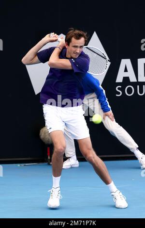 Adélaïde, Australie, 6 janvier 2023. Daniil Medvedev a un revers de main lors du match de tennis international d'Adélaïde entre Daniil Medvedev et Karen Khashanov à Memorial Drive sur 06 janvier 2023 à Adélaïde, en Australie. Crédit : Peter Mundy/Speed Media/Alay Live News Banque D'Images