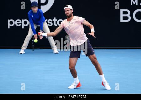 Adélaïde, Australie, 6 janvier 2023. Karen Khachanov joue un rôle de prémain lors du match international de tennis d'Adélaïde entre Daniil Medvedev et Karen Khachanov sur la route Memorial Drive à 06 janvier 2023 Adélaïde, en Australie. Crédit : Peter Mundy/Speed Media/Alay Live News Banque D'Images