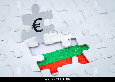 Drapeau de la bulgarie et symbole de l'euro, puzzle, monnaie commune de l'Union européenne, concept commercial, adoption de la bulgarie dans la zone euro Banque D'Images