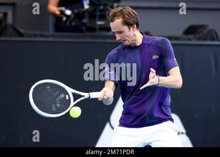 Adélaïde, Australie, 6 janvier 2023. Daniil Medvedev joue un rôle de premier plan lors du match international de tennis d'Adélaïde entre Daniil Medvedev et Karen Khachanov sur Memorial Drive à 06 janvier 2023 Adélaïde, en Australie. Crédit : Peter Mundy/Speed Media/Alay Live News Banque D'Images