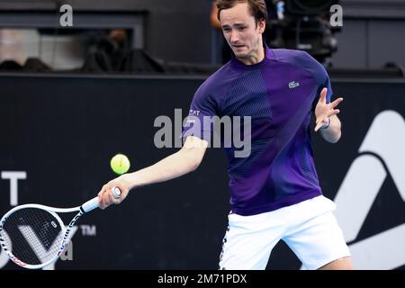 Adélaïde, Australie, 6 janvier 2023. Daniil Medvedev joue un rôle de premier plan lors du match international de tennis d'Adélaïde entre Daniil Medvedev et Karen Khachanov sur Memorial Drive à 06 janvier 2023 Adélaïde, en Australie. Crédit : Peter Mundy/Speed Media/Alay Live News Banque D'Images