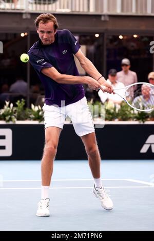 Adélaïde, Australie, 6 janvier 2023. Daniil Medvedev a un revers de main lors du match de tennis international d'Adélaïde entre Daniil Medvedev et Karen Khashanov à Memorial Drive sur 06 janvier 2023 à Adélaïde, en Australie. Crédit : Peter Mundy/Speed Media/Alay Live News Banque D'Images