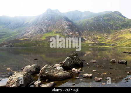 Llyn Idwal en regardant vers y Garn et le Glyderau, Snowdonia, pays de Galles, Royaume-Uni Banque D'Images