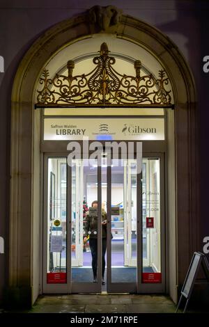 Entrée à la bibliothèque avec arche à l'ancienne à Saffron Walden Banque D'Images
