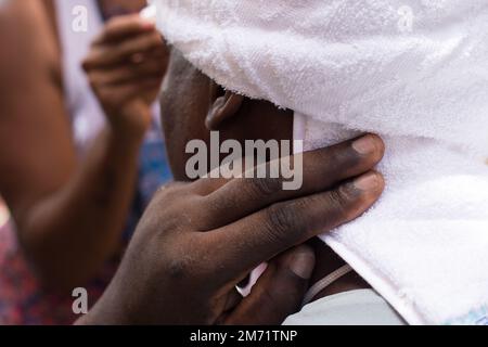 Salvador, Bahia, Brésil - 11 février 2018: Détails et accessoires des vêtements du groupe traditionnel de carnaval Filhos de Gandy qui défilent dans la str Banque D'Images