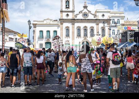 Salvador, Bahia, Brésil - 11 février 2018: On voit des gens marcher à Pelourinho pendant le Carnaval de Salvador, Bahia. Banque D'Images