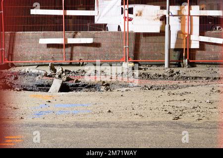 Londres, Royaume-Uni. 6th janvier 2023. Eltham Road endommagé par un grand tuyau de 23' sur le A20 à Greenwich, la route reste proche dans les deux sens de la circulation avec la déviation en place jusqu'à ce que le tuyau soit entièrement réparé et la route rendue bonne pour la circulation, sud-est de Londres Royaume-Uni. Crédit : glosszoom/Alamy Live News Banque D'Images