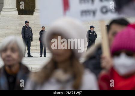 Washington, États-Unis. 06th janvier 2023. La police garde à l'extérieur en tant que partisans de ceux qui ont été arrêtés le 6 janvier 2021, protestant devant les États-Unis Cour suprême à l'occasion du 2nd anniversaire de l'insurrection de 6 janvier des États-Unis Capitole sur 6 janvier 2023 à Washington, DC vendredi, 6 janvier 2023. Photo de Ken Cedeno/UPI crédit: UPI/Alay Live News Banque D'Images