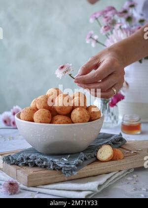 Beignets dans un bol sur une serviette et une planche à découper Banque D'Images