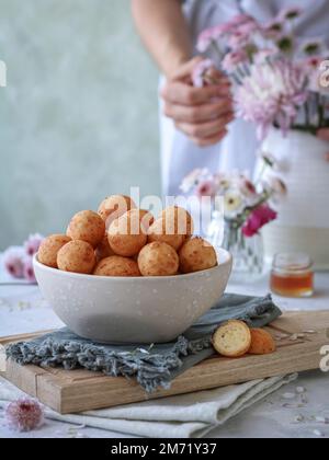 Beignets dans un bol sur une serviette et une planche à découper Banque D'Images