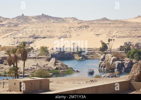 Vue sur le Nil depuis l'île Éléphantine d'Assouan Banque D'Images