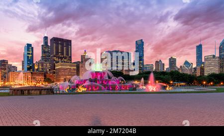 Vue magnifique sur Chicago City et la fontaine de Buckingham au coucher du soleil à Grant Park, Chicago, Illinois Banque D'Images