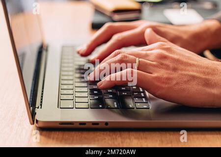 Close-up of male hands typing du clavier de l'ordinateur portable Banque D'Images