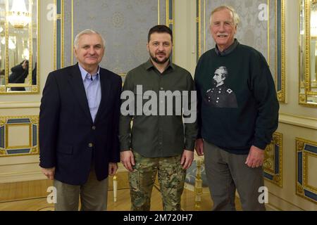 Kiev, Ukraine. 06th janvier 2023. Le président ukrainien Volodymyr Zelenskyy, au centre, pose avec le sénateur américain Jack Reed, à gauche, et le sénateur Angus King au Palais Mariinsky, à 6 janvier 2023, à Kiev, en Ukraine. Reed est président du Comité sénatorial des services armés et King est membre de rang. Credit: Présidence de l'Ukraine/Bureau de presse présidentiel ukrainien/Alamy Live News Banque D'Images