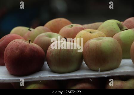 Photo de gros plan des pommes rouges et jaunes Banque D'Images