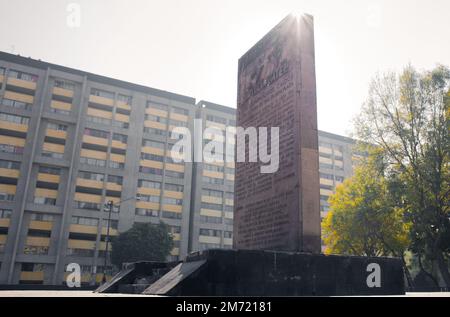 Tlatelolco, CDMX, 10 12 22, Monument aux étudiants de la Plaza de las Tres Culturas avec un bâtiment en arrière-plan, pas de gens Banque D'Images