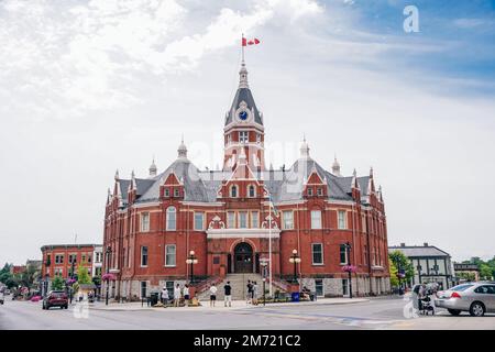 Hôtel de ville en brique rouge avec tour d'horloge dans le centre historique pittoresque de Stratford, Ontario - 2022 sept. Photo de haute qualité Banque D'Images