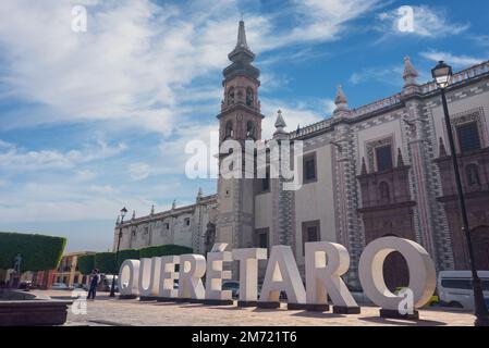 Queretaro, Queretaro, 11 29 22, temple de santa rosa de viterbo vue de face avec des lettres de Queretaro, architecture mexicaine, Église catholique Banque D'Images