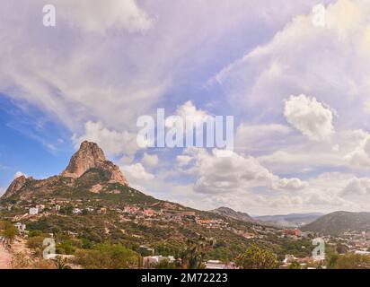 Beau panorama de la Peña del Bernal dans une matinée ensoleillée avec des nuages et le ciel bleu, pas de personnes Banque D'Images
