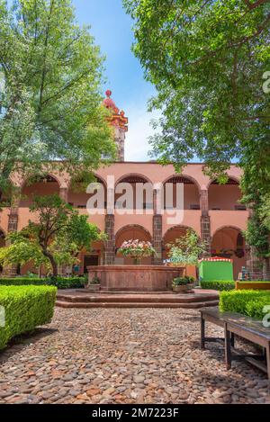 San Miguel de Allende, Guanajuato, Mexique, 08 14 22, Fontaine de la cour centrale du Centre culturel Ignacio Ramírez El Nigromante, ornée Banque D'Images