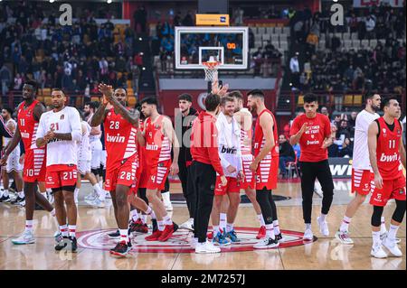 Pirée, Grèce. 06th janvier 2023. Joueurs de l'Olympiacos Pirée célébrant la victoire lors de l'Euroligue, Round 17, match entre Olympiacos Pirée et EA7 Emporio Armani Milan au Stade de la paix et de l'amitié sur 6 janvier 2023 à Athènes, Grèce. Crédit : Agence photo indépendante/Alamy Live News Banque D'Images