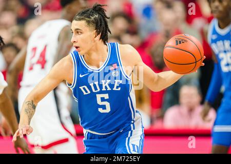 La garde Tirese Proctor de Duke Blue Devils (5) joue pendant le match de basket-ball de l'université NCAA entre les Duke Blue Devils et le Wolfpack d'État de Caroline du Nord à l'arène PNC le samedi 4 janvier 2023 à Raleigh, en Caroline du Nord. Jacob Kupferman/CSM Banque D'Images