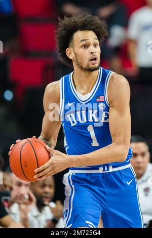 Le centre des Devils bleus du duc Dereck Lively II (1) joue pendant le match de basket-ball de l'université NCAA entre les Devils bleus du duc et le Wolfpack d'État de Caroline du Nord à l'arène PNC le samedi 4 janvier 2023 à Raleigh, en Caroline du Nord. Jacob Kupferman/CSM Banque D'Images