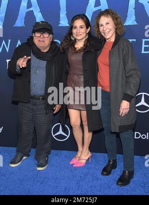 12 décembre 2022, Hollywood, Californie, Etats-Unis : Danny DeVito, Lucy DeVito et Rhea Perlman arrivent pour la première de â€˜Avatar: The Way of Waterâ€™ Hollywood au Théâtre chinois TCL (Credit image: © Lisa O'Connor/ZUMA Press Wire) Banque D'Images