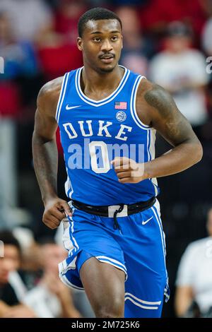 Duke Blue Devils forward Dariq Whitehead (0) regarde pendant le match de basket-ball de l'université NCAA entre les Duke Blue Devils et le NC State Wolfpack à la PNC Arena le samedi 4 janvier 2023 à Raleigh, en Caroline du Nord. Jacob Kupferman/CSM Banque D'Images