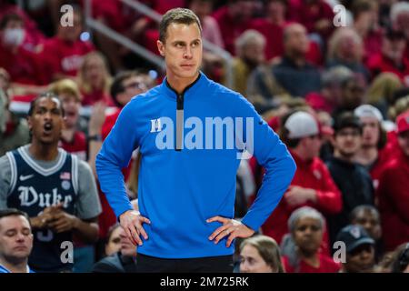 Jon Scheyer, entraîneur-chef de Duke Blue Devils, regarde pendant le match de basket-ball de l'université NCAA entre les Duke Blue Devils et le Wolfpack d'État de Caroline du Nord à l'arène PNC, le samedi 4 janvier 2023 à Raleigh, en Caroline du Nord. Jacob Kupferman/CSM Banque D'Images