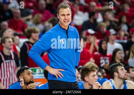 Jon Scheyer, entraîneur-chef de Duke Blue Devils, regarde pendant le match de basket-ball de l'université NCAA entre les Duke Blue Devils et le Wolfpack d'État de Caroline du Nord à l'arène PNC, le samedi 4 janvier 2023 à Raleigh, en Caroline du Nord. Jacob Kupferman/CSM Banque D'Images