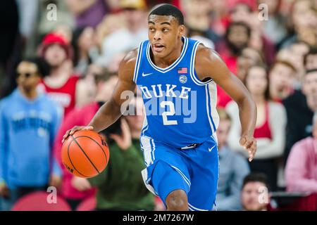 Jaylen Blakes, garde des Blue Devils du duc (2), met le ballon sur le terrain pendant le match de basketball du Collège NCAA entre les Blue Devils du duc et le Wolfpack d'État de Caroline du Nord à l'arène PNC le samedi 4 janvier 2023 à Raleigh, en Caroline du Nord. Jacob Kupferman/CSM Banque D'Images