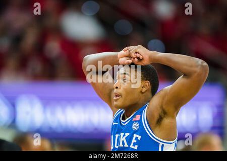 Jaylen Blakes, garde des Blue Devils du duc (2), réagit pendant le match de basket-ball du Collège NCAA entre les Blue Devils du duc et le Wolfpack de l'État de Caroline du Nord à l'arène PNC, samedi 4 janvier 2023, à Raleigh, en Caroline du Nord. Jacob Kupferman/CSM Banque D'Images