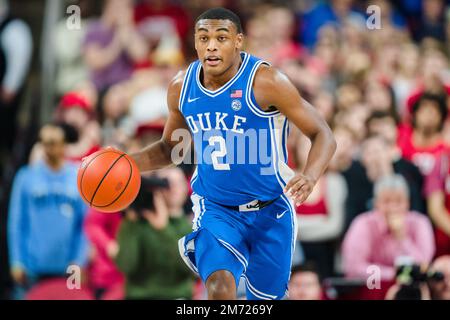 Jaylen Blakes, garde des Blue Devils du duc (2), met le ballon sur le terrain pendant le match de basketball du Collège NCAA entre les Blue Devils du duc et le Wolfpack d'État de Caroline du Nord à l'arène PNC le samedi 4 janvier 2023 à Raleigh, en Caroline du Nord. Jacob Kupferman/CSM Banque D'Images