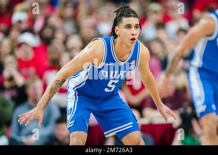 Les Blue Devils Duke gardent Tirese Proctor (5) pendant le match de basket-ball de l'université NCAA entre les Blue Devils Duke et le Wolfpack d'État de Caroline du Nord à l'arène PNC le samedi 4 janvier 2023 à Raleigh, en Caroline du Nord. Jacob Kupferman/CSM Banque D'Images