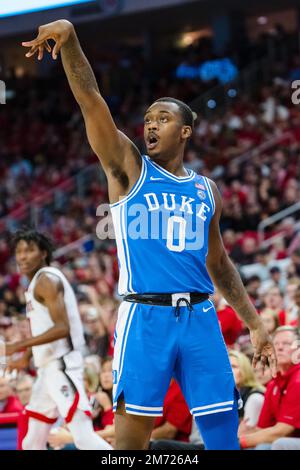 Duke Blue Devils forward Dariq Whitehead (0) regarde son tir pendant le match de basket-ball de l'université NCAA entre les Duke Blue Devils et le NC State Wolfpack à la PNC Arena le samedi 4 janvier 2023 à Raleigh, en Caroline du Nord. Jacob Kupferman/CSM Banque D'Images