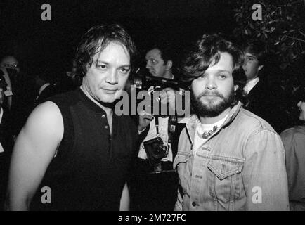 Mitch Ryder et John Cougar Mellencamp ( photographe Ron Galella en arrière-plan) Circa 1983 crédit: Ralph Dominguez/MediaPunch Banque D'Images