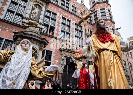 Les anges et les diables sont un élément constant de la procession, symbolisant la lutte entre le bien et le mal. Le 6 janvier, la fête de l'Epiphanie du Seigneur, connue en Pologne sous le nom d'Epiphanie, est célébrée dans l'Église catholique. La procession colorée s'est établie vers midi de la basilique Sainte-Marie à GDA?sk et a atteint l'écurie à Artus court. À la fin, les participants de la procession Epiphanie chantaient de magnifiques chants polonais. Plusieurs milliers de personnes ont participé à la marche. Le Revd Ireneusz Bradtke, recteur de la basilique Sainte-Marie, a dit une prière avec les personnes présentes. Des prières ont également été offertes pour Banque D'Images