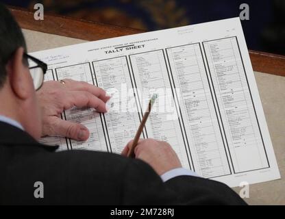 Washington, États-Unis. 06th janvier 2023. Les greffiers comptabilise les votes alors que l'élection du Président de la Chambre se poursuit aux États-Unis Capitole à Washington, DC, vendredi, 6 janvier 2023. Photo de Pat Benic/UPI crédit: UPI/Alay Live News Banque D'Images