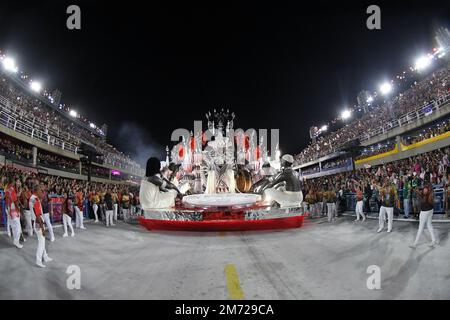 Rio de Janeiro, Brésil, 22 avril 2022. Défilé de l'école de samba de Salgueiro, pendant le carnaval à Rio de Janeiro, au Sambadrome, dans la ville de Banque D'Images