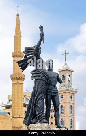 Statue sur la place des martyrs avec mosquée Mohammad Al-Amin et cathédrale Maronite Saint-Georges en arrière-plan, Beyrouth, Liban Banque D'Images