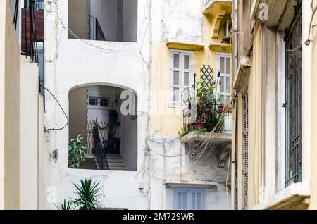 Ancienne façade de bâtiment résidentiel dans une allée à Beyrouth, Liban Banque D'Images