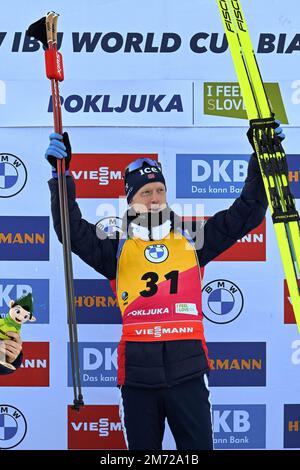 Pokljuka, Slovénie. 06th janvier 2023. Le gagnant Johannes Thingnes BoE de Norvège célèbre sur le podium lors de la course de sprint Men 10 km à la coupe du monde de biathlon BMW IBU à Pokljuka. Crédit : SOPA Images Limited/Alamy Live News Banque D'Images