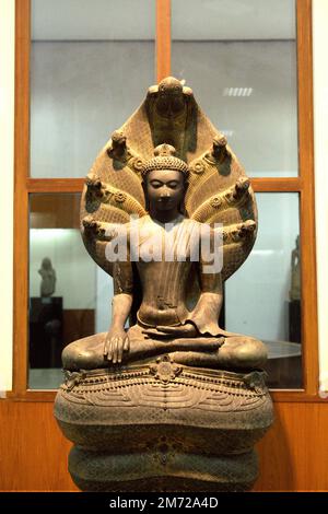 Image de Bouddha à l'abri des hottes naga (datant de 1183) au Musée national de Bangkok, Thaïlande. La sculpture a été trouvée au temple Wat Wiang--un des trois temples construits par un ordre d'un maharaja (roi des rois) de Srivijaya de la dynastie Sailendra situé à Chaiya dans la province de Surat Thani dans la péninsule malaise. Banque D'Images