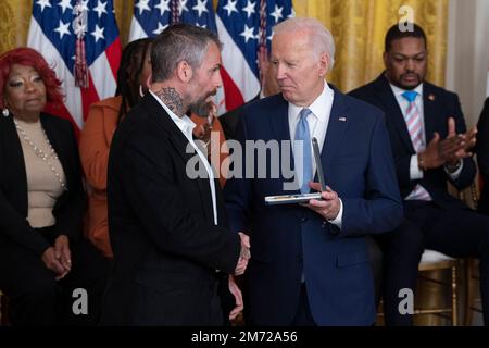 Le président des États-Unis Joe Biden remet la Médaille présidentielle aux citoyens à l'ancien officier de police de Washington, DC Michael Fanone, lors d'une cérémonie marquant les deux ans d'anniversaire de l'insurrection de 6 janvier à la Maison Blanche à Washington, DC, vendredi, 6 janvier 2023. Biden a remis la Médaille des citoyens présidentiels à l'officier de police du Capitole Eugene Goodman, l'ancien officier de police de Washington, Michael Fanone, l'officier de police du Capitole Caroline Edwards, l'officier de police du Capitole Brian Sicknick (à titre posthume), les travailleurs électoraux Shaye Moss et sa mère Ruby Freeman, conférencière de l'Arizona House R Banque D'Images