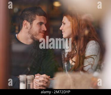 En route pour le baiser... un jeune couple aimant sur une date. Banque D'Images